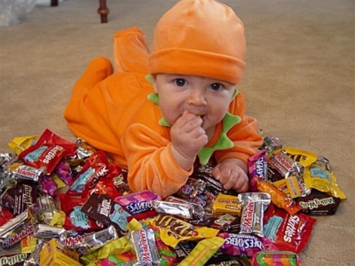 Medium_baby-with-candy
